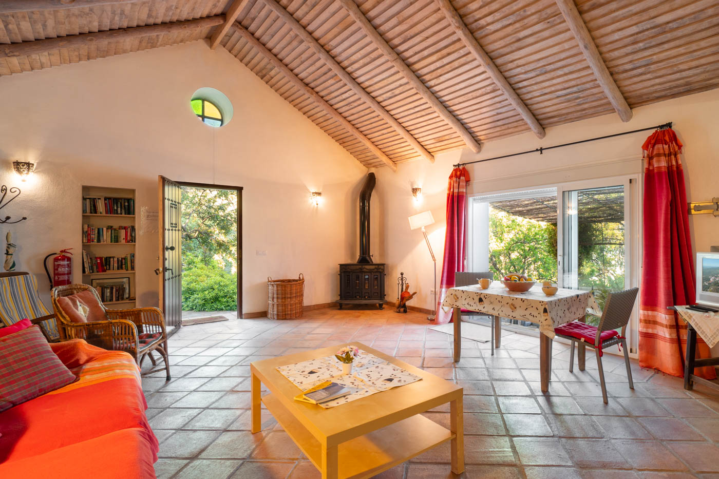 Puerta principal a la propiedad y puertas correderas a la terraza 